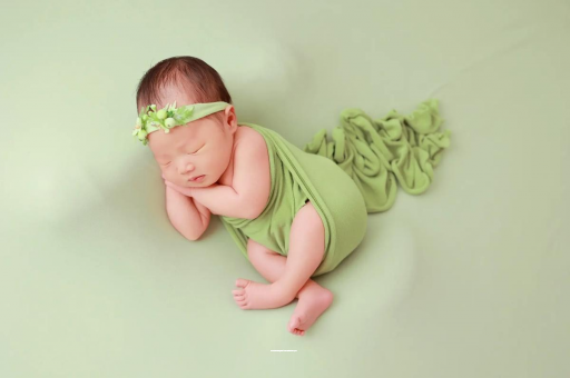 来宾宝宝拍嗝吐奶 来宾宝宝拍嗝吐奶