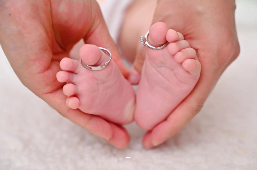 来宾宝宝脸上长黑点 来宾宝宝脸上长黑点