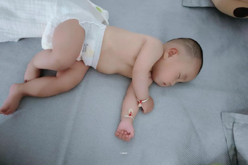 来宾宝宝几个月可以吃水果